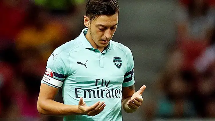 İngilizler, Milli Takımdan İstifa Eden Mesut'a Sahip Çıktı: Cennetin Kilidini Bu Adam Açar