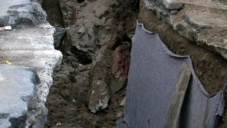 İSKİ YAĞMUR SUYU HATTINDAKİ ÇALIŞMALARIN KAZISINDA TARİHİ ESER KALINTILARI ÇIKTI