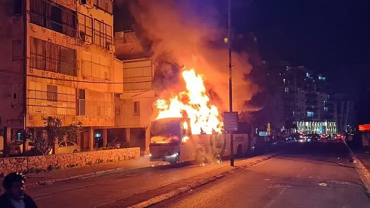 İSRAİL'DE COVİD-19 TEDBİRLERİNE KARŞI ÇIKARAK OTOBÜSÜ ATEŞE VERDİLER