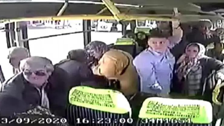 İSTANBUL'DA İÇİ YOLCU DOLU OLAN MİNİBÜSÜ SİLAHLA TARADILAR!