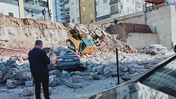 İSTİNAT DUVARI YIKILDI: ARAÇLAR ZARAR GÖRDÜ