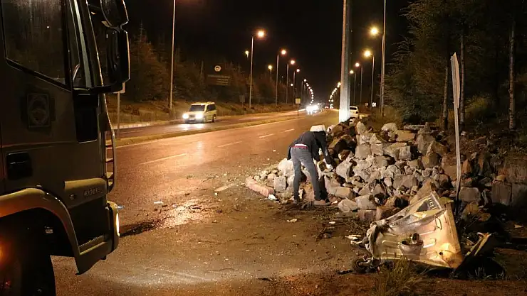 İSTİNAT DUVARINA ÇARPAN ARAÇ HURDAYA DÖNDÜ: 1 ÖLÜ, 2 YARALI