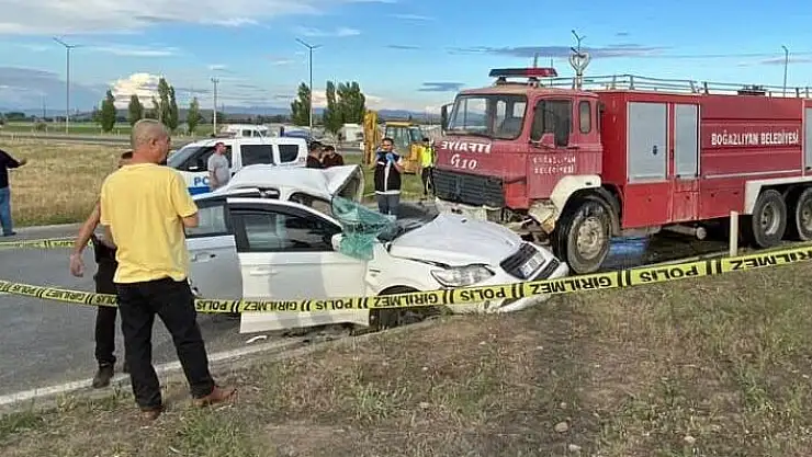 İTFAİYE ARACI VE OTOMOBİL ÇARPIŞTI: 3 ÖLÜ