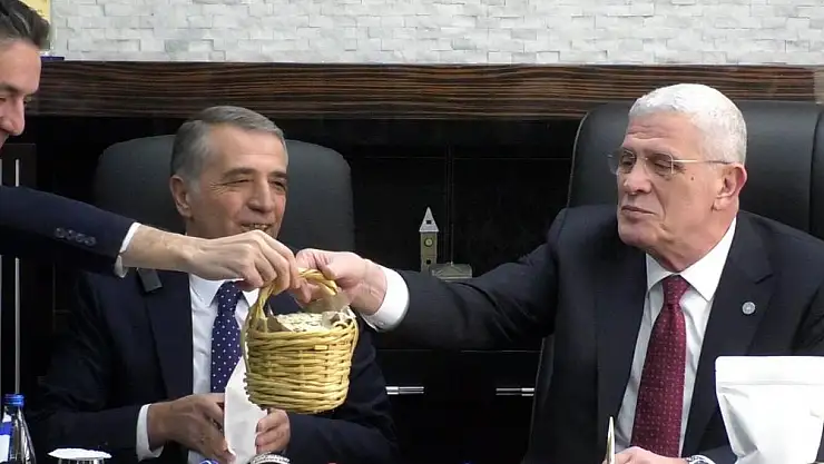 İYİ PARTİ LİDERİ DERVİŞOĞLU'NA TOMARZA'DA KABAK ÇEKİRDEĞİ İKRAMI