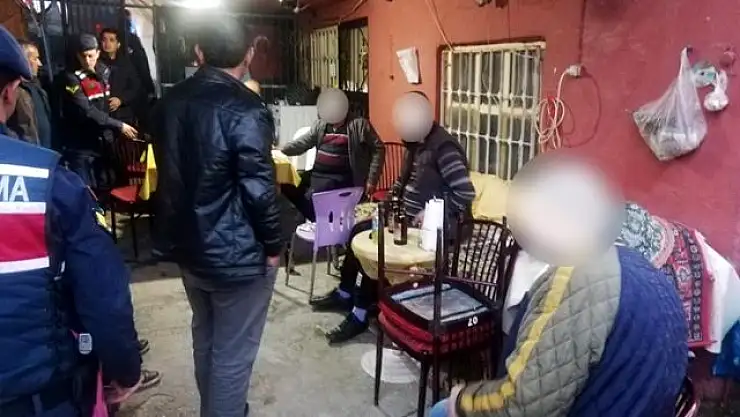 JANDARMA, EVİNİ KAHVEHANEYE ÇEVİREN VE OYUN OYNAYAN KİŞİLERE CEZA YAZDI