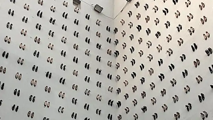 KADIN CİNAYETLERİNE DİKKAT ÇEKMEK İÇİN ASILAN AYAKKABILAR ÇALINIYORDU!