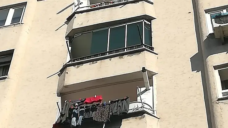 KAFEDE OTURURKEN BAŞINA BALKON CAMI DÜŞTÜ