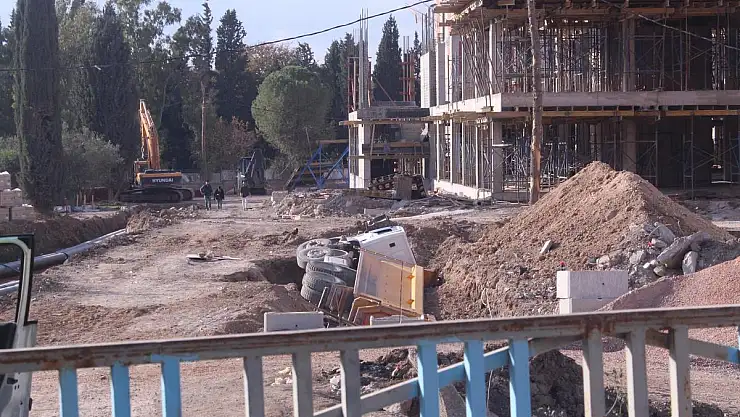 KAMYON DEVRİLDİ, FACİADAN DÖNÜLDÜ: 1 YARALI