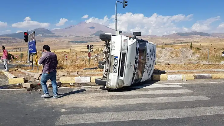 KAMYONLA MİNİBÜS ÇARPIŞTI: 7 YARALI