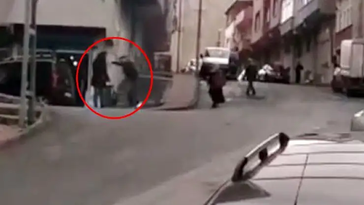 KAN DONDURAN GÖRÜNTÜ! SOKAK ORTASINDA KADINI SOPAYLA ÖLDÜRESİYE DÖVDÜ