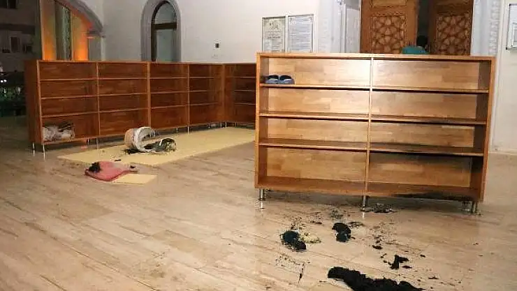 Kapalı Olmasına Sinirlendiği Camiyi Yakmaya Çalıştı