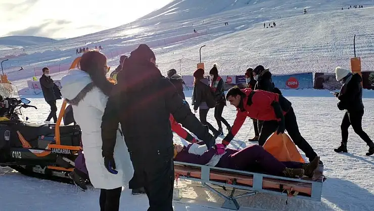 KAYAK YAPARKEN YARALANAN TURİSTİN İMDADINA JANDARMA KOŞTU