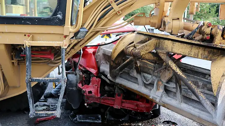 Kayseri' de Greydere Çarpan Otomobil Pert Oldu: 1 Ölü, 2 Yaralı