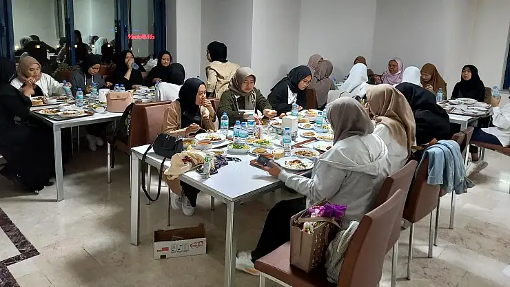 KAYSERİ İL MÜFTÜLÜĞÜ'NDEN ENDONEZYALI 130 ÖĞRENCİYE İFTAR YEMEĞİ