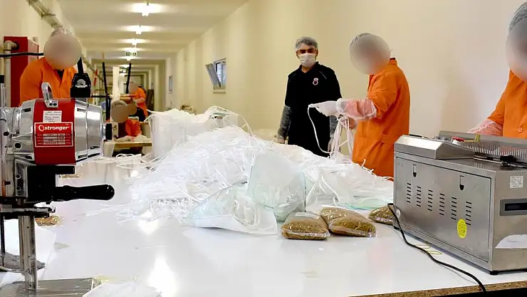 KAYSERİ KAPALI CEZAEVİNDE GÜNDE 17 BİN MASKE ÜRETİLİYOR