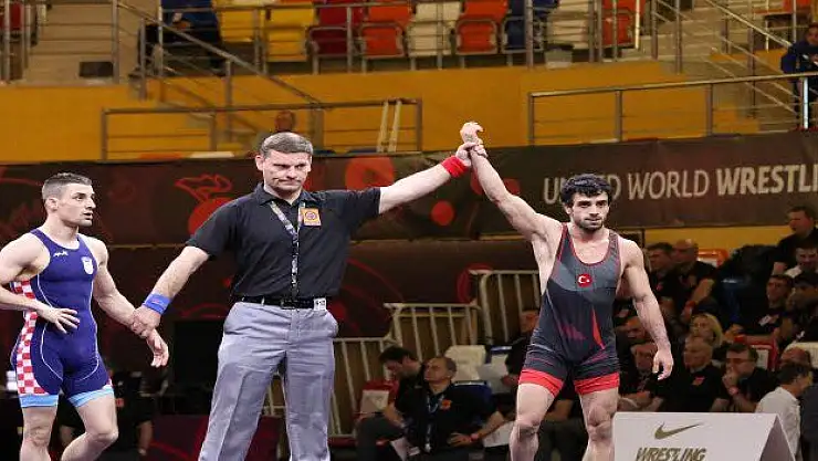 Kayseri Şekersporlu güreşçi kendi kilosunda dünya şampiyonu oldu,