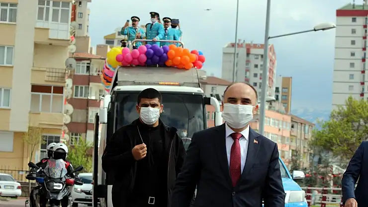 KAYSERİ VALİSİ GÜNAYDIN VE BÜYÜKŞEHİR BELEDİYE BAŞKANI BÜYÜKKILIÇ, 23 NİSAN'I KUTLADI