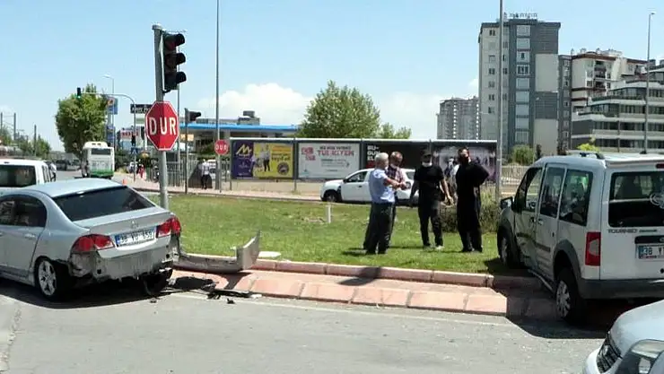 KAYSERİ'DE 3 OTOMOBİL KAZAYA KARIŞTI: 4 YARALI