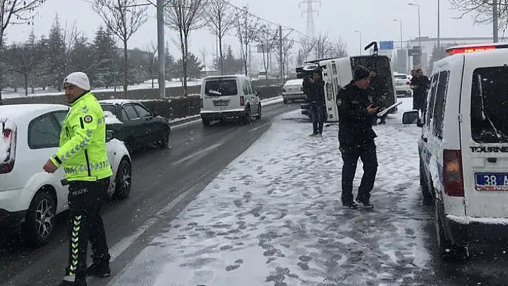 KAYSERİ'DE AYNI YOLDA 2 KAZA: 23 YARALI