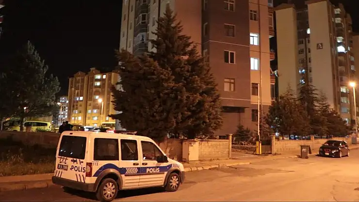 KAYSERİ'DE BUNALIMA GİREN ŞAHIS KENDİNİ ASTI