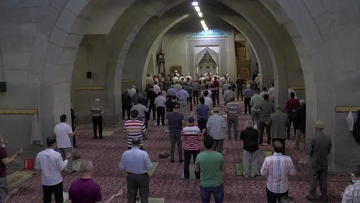 KAYSERİ'DE ELLER HEM FİLİSTİN HEM DE YAĞMUR İÇİN DUAYA KALKTI