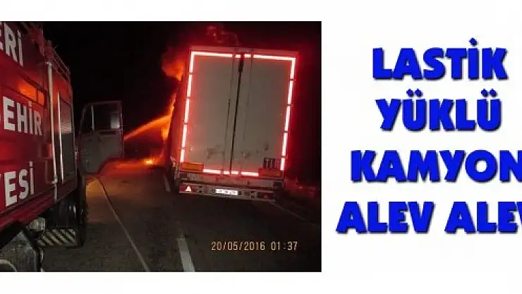 Kayseri'de, lastik yüklü kamyon alev alev yandı.