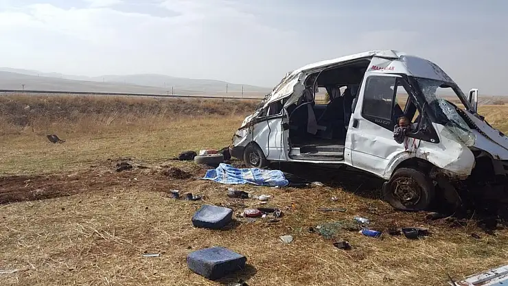 Kayseri'de minibüs devrildi: ölü ve yaralılar var
