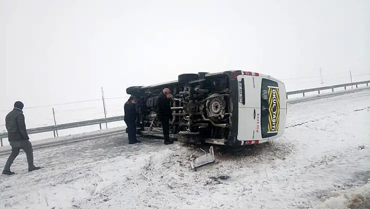 KAYSERİ'DE ÖĞRENCİ SERVİSİ YAN YATTI