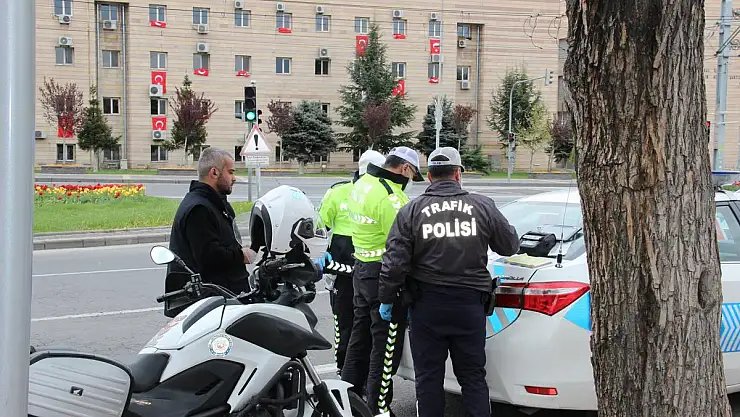 KAYSERİ'DE POLİS EKİPLERİ SOKAĞA ÇIKMA YASAĞI DENETİMLERİNİ ARTTIRDI
