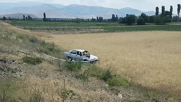 KAYSERİ'DE ŞARAMPOLE DEVRİLEN ARACIN SÜRÜCÜSÜ YOLA FIRLADI