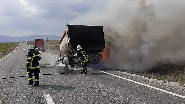 KAYSERİ'DE SEYİR HALİNDEKİ KAMYONUN DORSESİ YANDI