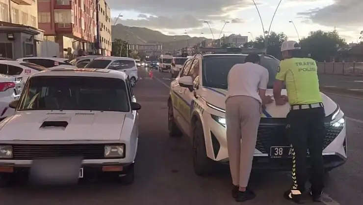 KAYSERİ'DE TRAFİK İHLALİ YAPAN 4 SÜRÜCÜYE CEZA
