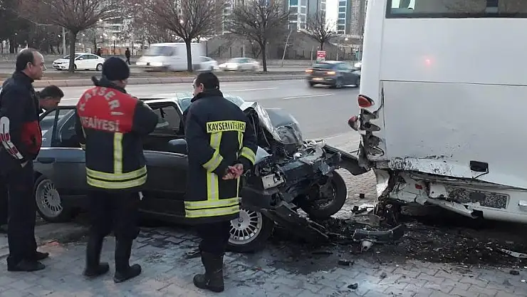 Direksiyon hakimiyetini kaybeden araç hurdaya döndü