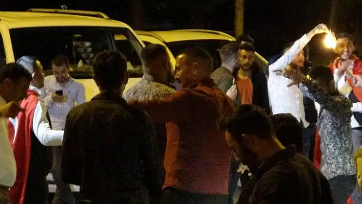 KAYSERİ'DE VİRÜSE ALDIRMAYIP HALAY ÇEKTİLER