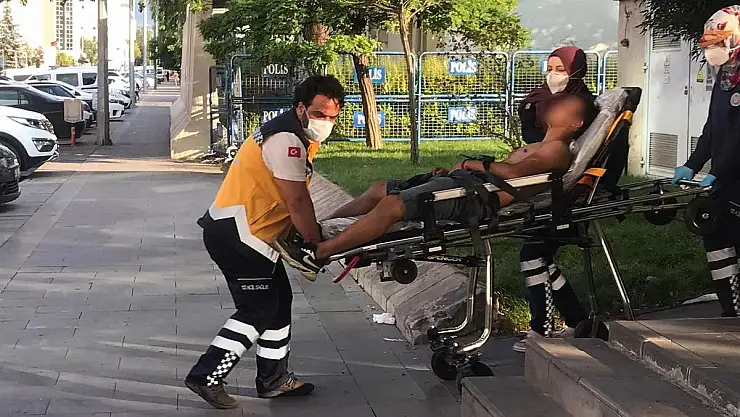 KAYSERİ'DE YABANCI UYRUKLU GENÇ BOĞAZINDAN BIÇAKLANDI