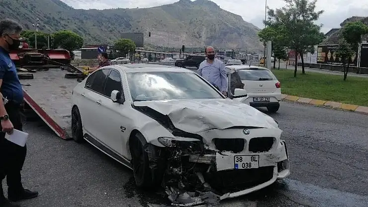 KAYSERİ'DE YOLA KONTROLSÜZ ÇIKAN OTOMOBİL 2 ARACA ÇARPTI: 2 YARALI