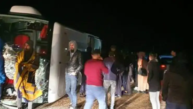 KAYSERİ'DE YOLCU OTOBÜSÜ DEVRİLDİ: 14 YARALI