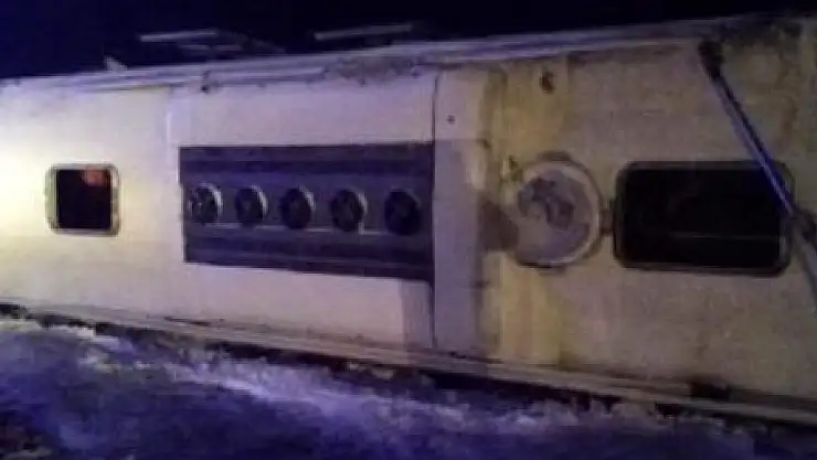 KAYSERİ'DE YOLCU OTOBÜSÜ DEVRİLDİ: 23 YARALI