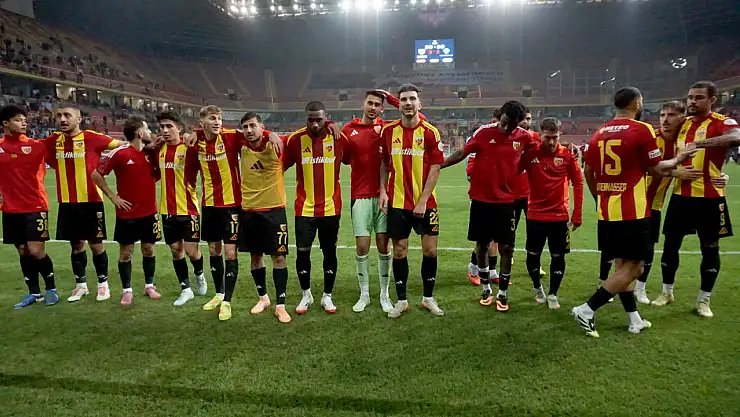 Kayserispor, ilk galibiyetini taraftarıyla kutladı