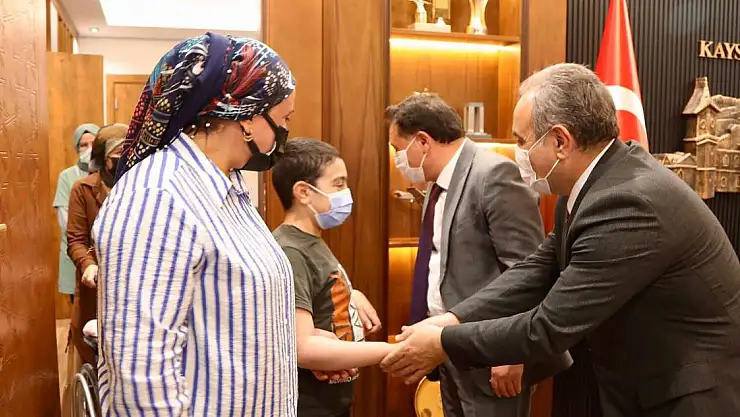 KAYSERİ'YE TEDAVİ İÇİN GELEN MİNİKLERİN İSTEKLERİ KARŞILIKSIZ KALMADI