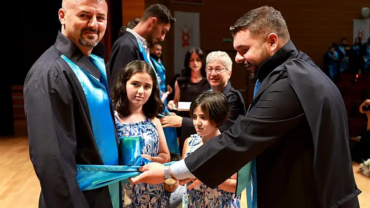 KAYÜ'DE DIŞ TİCARET BÖLÜMÜNDE MEZUNİYET SEVİNCİ