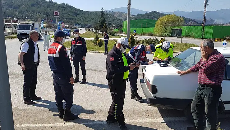KAZA YAPTILAR, SOSYAL MESAFEYİ KORUYARAK TARTIŞTILAR