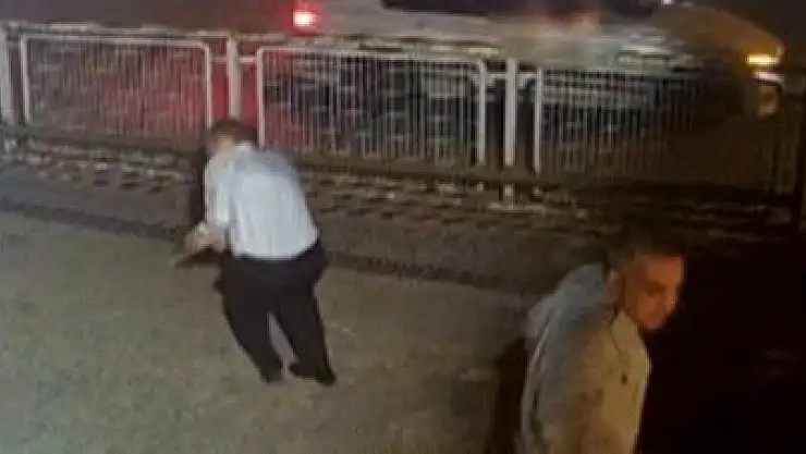 KENDİLERİNİ UYARAN GÜVENLİK GÖREVLİSİNE KURŞUN YAĞDIRDILAR