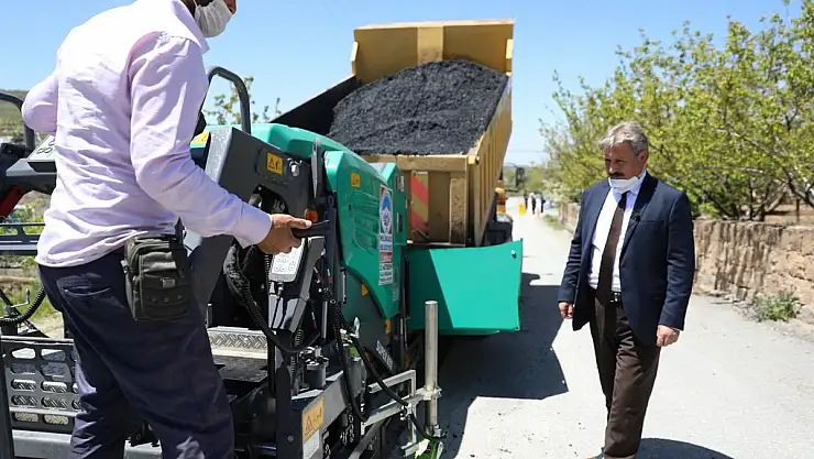 KENDİSİ KÜÇÜK, FAYDASI BÜYÜK ASFALT ARACI YOL YAPIYOR