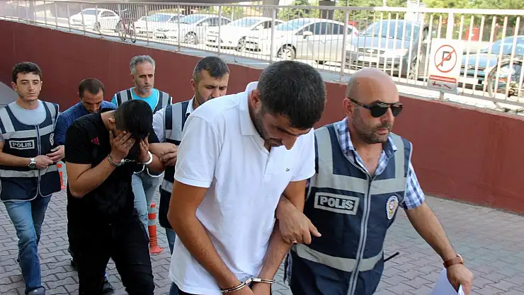 Kimseye aldırış etmeden çalmaya devam etti