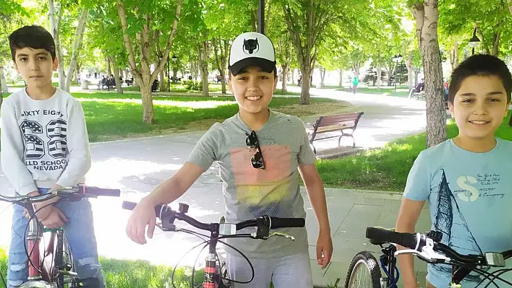 KISITLAMA KALDIRILDI, ÇOCUKLAR PARKLARA KOŞTU