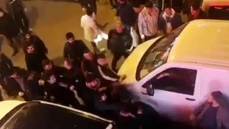 KIZ ÇOCUĞUNU TACİZ EDEN ŞÜPHELİYİ MAHALLELİNİN ELİNDEN POLİS ZOR ALDI!