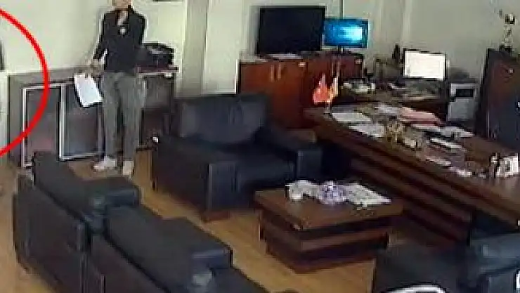 KIZI İLE TARTIŞAN ÖĞRENCİYİ, MÜDÜRÜN ODASINDA YUMRUKLADI!