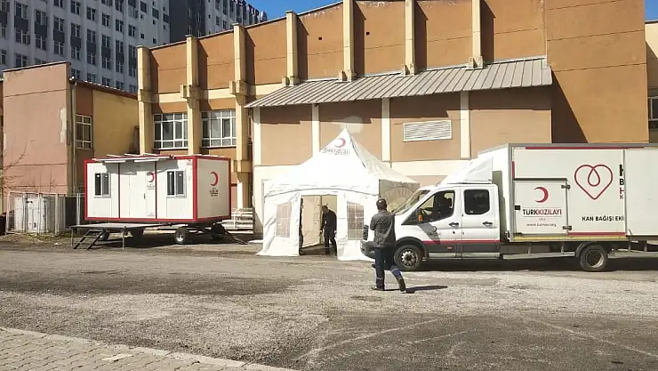 KIZILAY'DAN GÜNDE 250 KİŞİYE VEFA YARDIMI