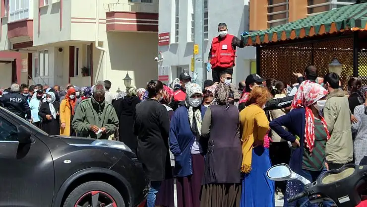 KIZILAY'IN İAŞE DAĞITIMINDA SOSYAL MESAFE DİNLEMEDİLER